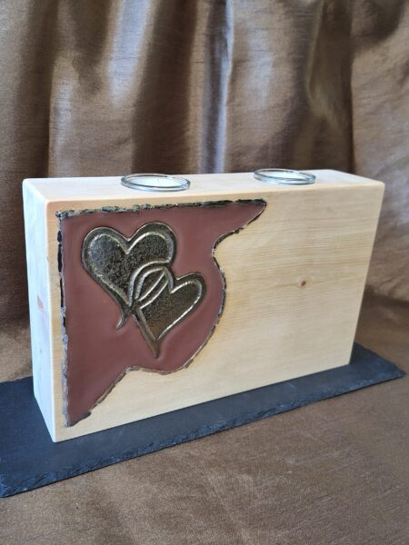 Zirbenkerze mit 2 Metallherzen