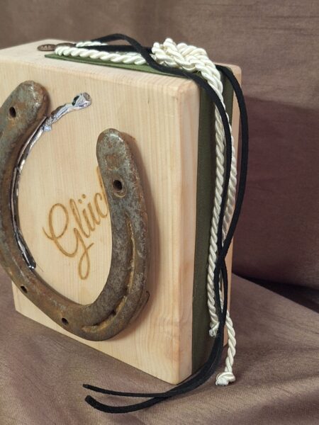 Hufeisen auf Zirbenholz