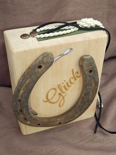 Hufeisen auf Zirbenholz